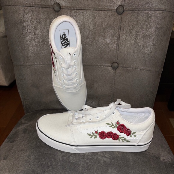 Women’s NWOT White Vans Ward Embroidered Roses Sneakers Size 9 - Picture 1 of 7